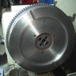 Volant moteur AUBE USINAGE Modifications d'un volant moteur, logement du système d'embrayage et taraudages pour les vis de fixation suite échange de moteur Volant moteur AUBE USINAGE Modifications d'un volant moteur, logement du système d'embrayage et taraudages pour les vis de fixation suite échange de moteur